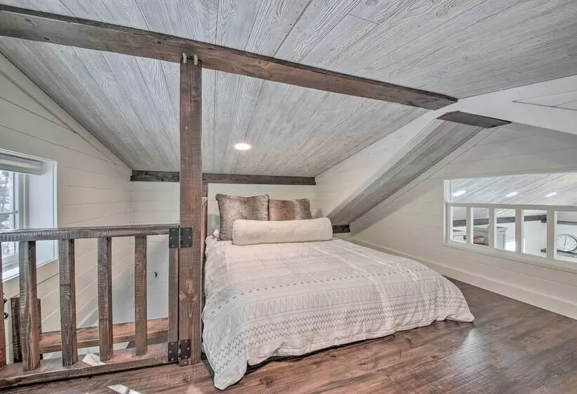 Contemporary Cabin W/ Mountain Views & Deck