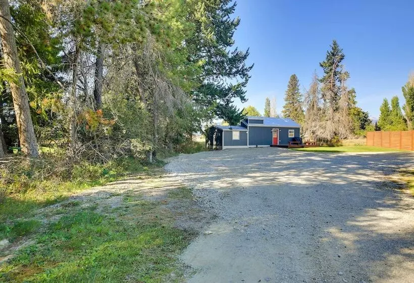 Contemporary Cabin W/ Mountain Views & Deck