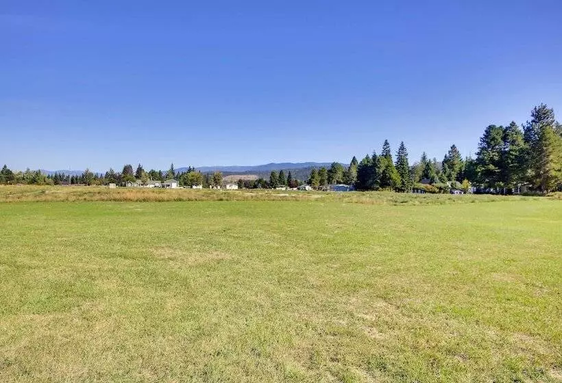 Contemporary Cabin W/ Mountain Views & Deck