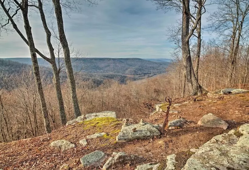 Cozy Cumberland Mountain Cabin W/ Stunning Views!