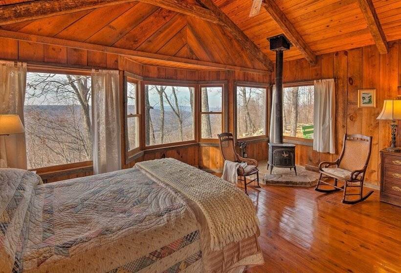 Cozy Cumberland Mountain Cabin W/ Stunning Views!