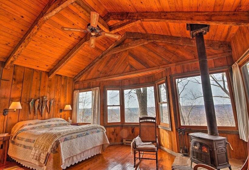 Cozy Cumberland Mountain Cabin W/ Stunning Views!