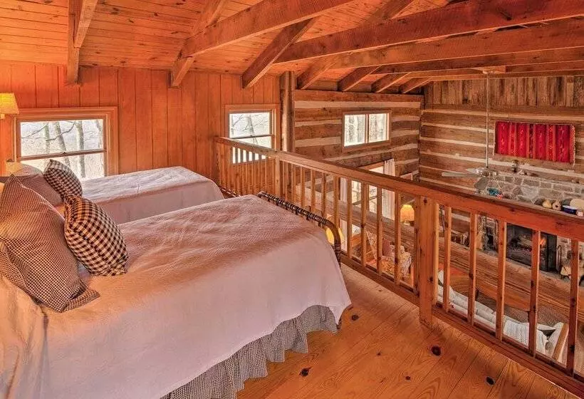 Cozy Cumberland Mountain Cabin W/ Stunning Views!