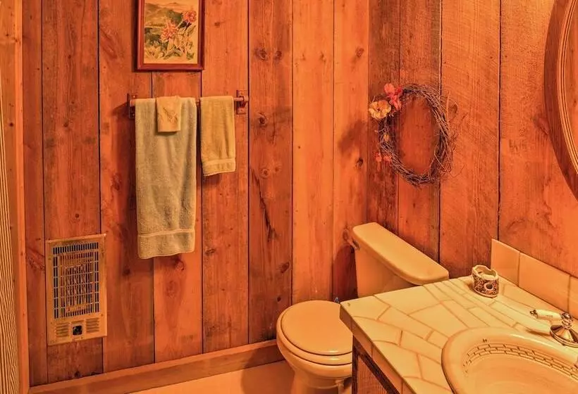 Cozy Cumberland Mountain Cabin W/ Stunning Views!