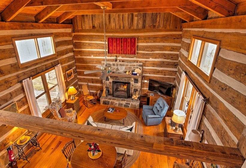 Cozy Cumberland Mountain Cabin W/ Stunning Views!