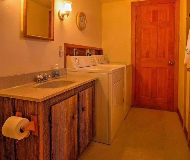 Cozy Cumberland Mountain Cabin W/ Stunning Views!