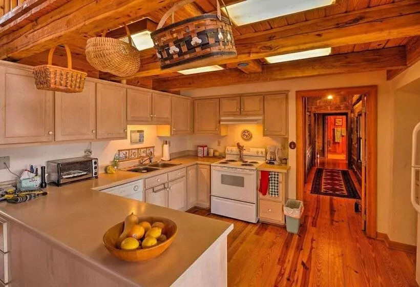 Cozy Cumberland Mountain Cabin W/ Stunning Views!