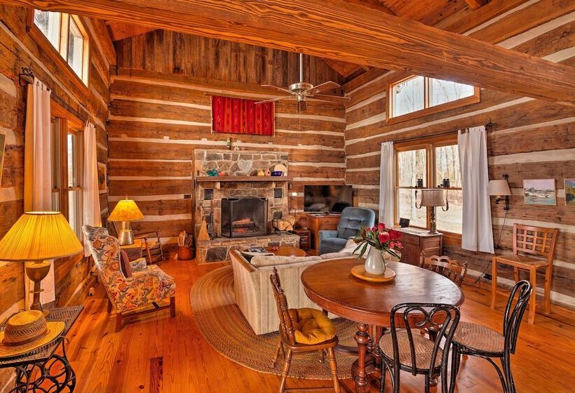 Cozy Cumberland Mountain Cabin W/ Stunning Views!