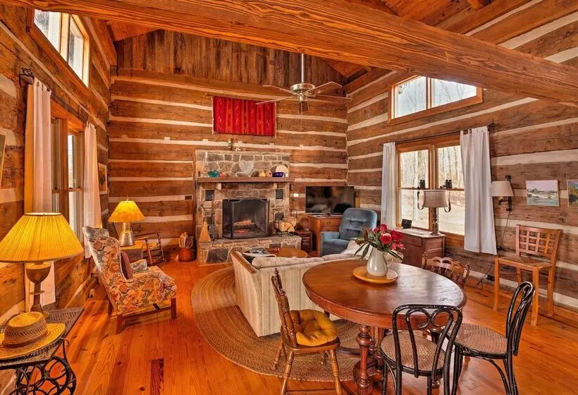 Cozy Cumberland Mountain Cabin W/ Stunning Views!
