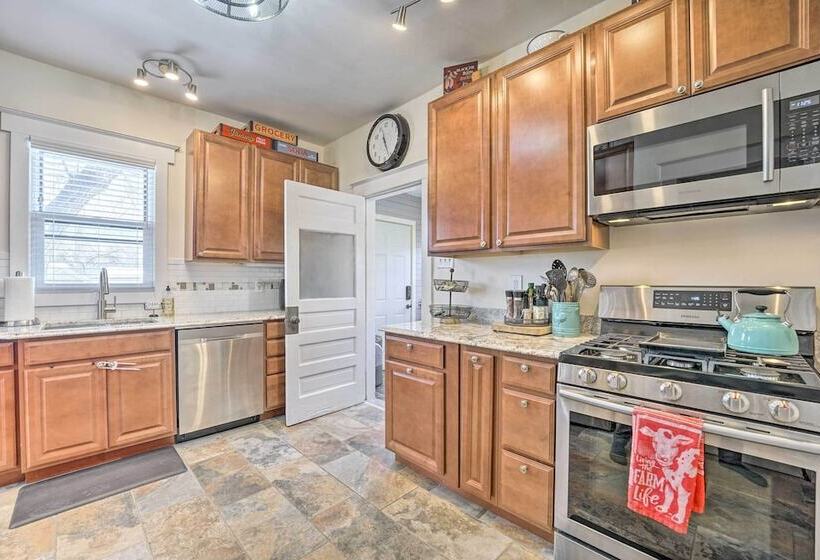 Cozy Laramie Retreat W/ Private Yard Near Uw!