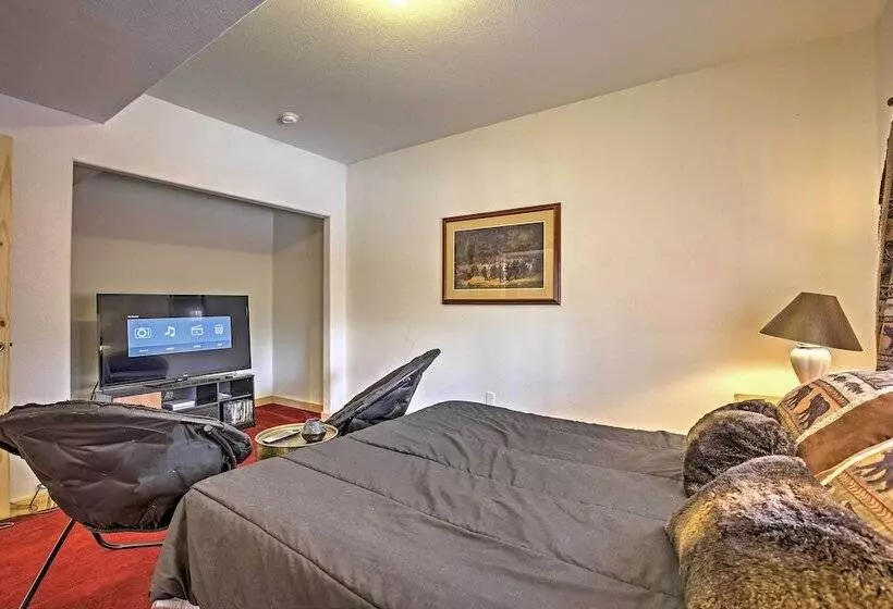 Expansive Alma Cabin W/ Hot Tub & Mountain Views!