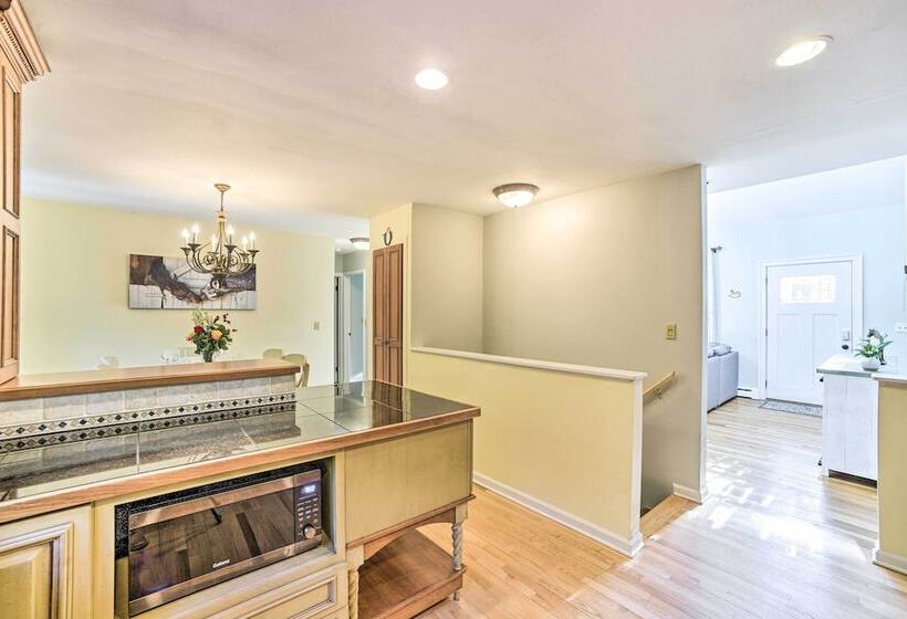 Family Friendly Retreat W/ Hot Tub: 1 Mi To Dtwn