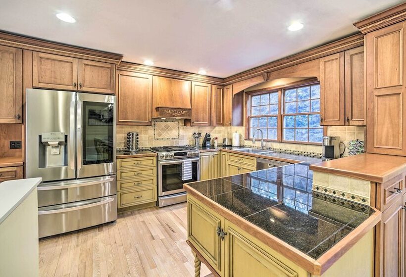 Family Friendly Retreat W/ Hot Tub: 1 Mi To Dtwn