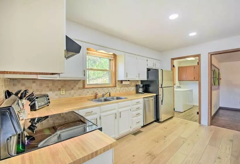 Franklin Home W/ Hot Tub & Mtn Views!