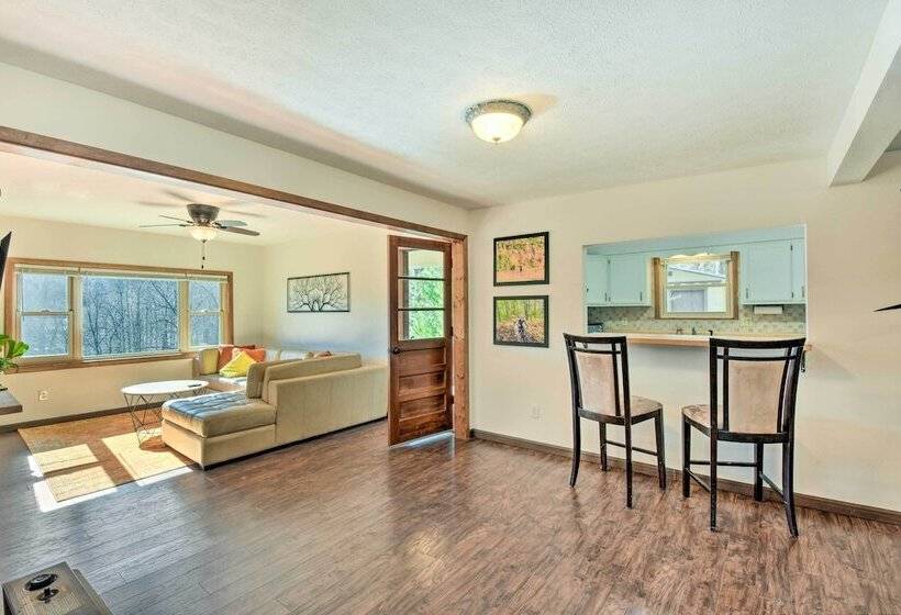 Franklin Home W/ Hot Tub & Mtn Views!