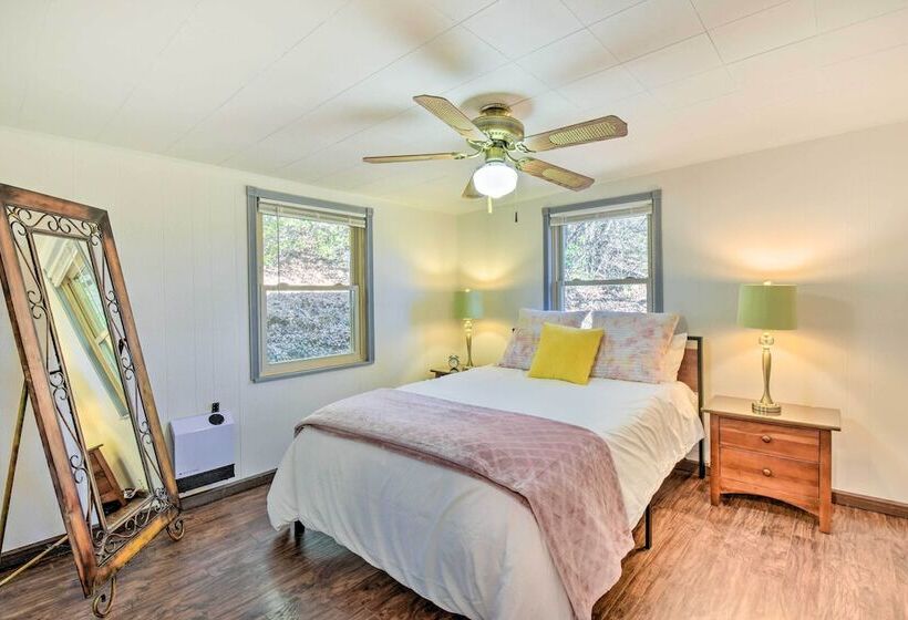 Franklin Home W/ Hot Tub & Mtn Views!