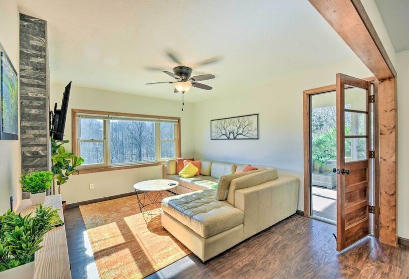 Franklin Home W/ Hot Tub & Mtn Views!