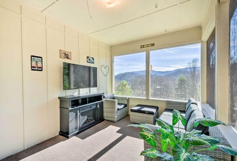 Franklin Home W/ Hot Tub & Mtn Views!