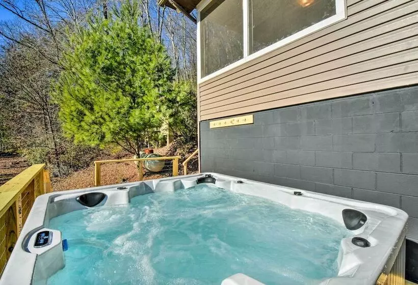 Franklin Home W/ Hot Tub & Mtn Views!