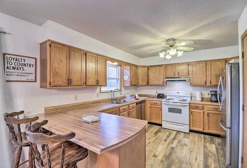 Henderson Home W/ Patio: 1 Mi To Norfork Lake