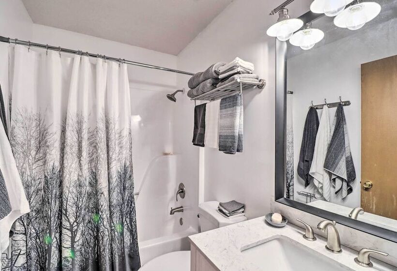 Henderson Home W/ Patio: 1 Mi To Norfork Lake