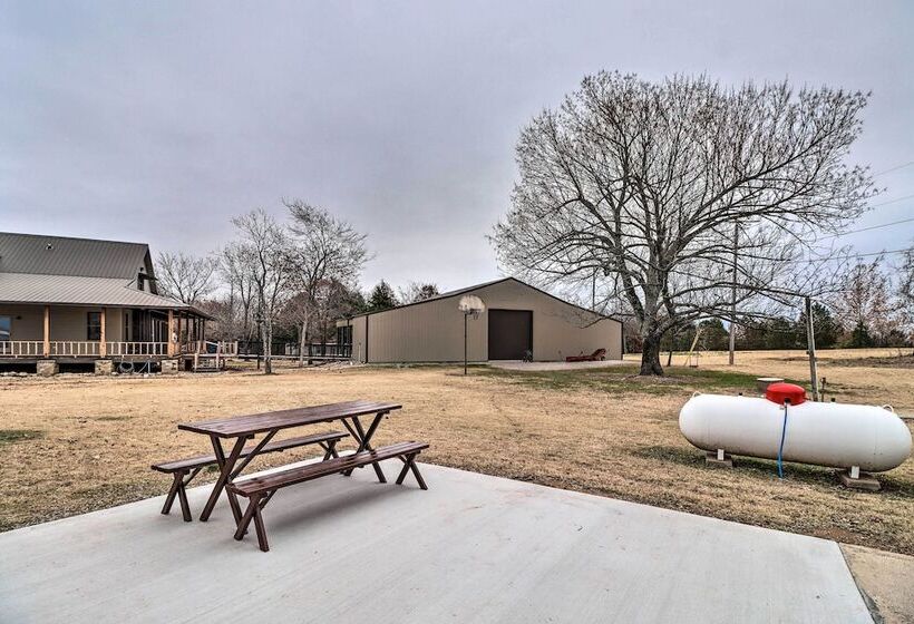 Henderson Home W/ Patio: 1 Mi To Norfork Lake