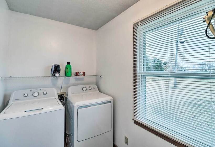 Henderson Home W/ Patio: 1 Mi To Norfork Lake