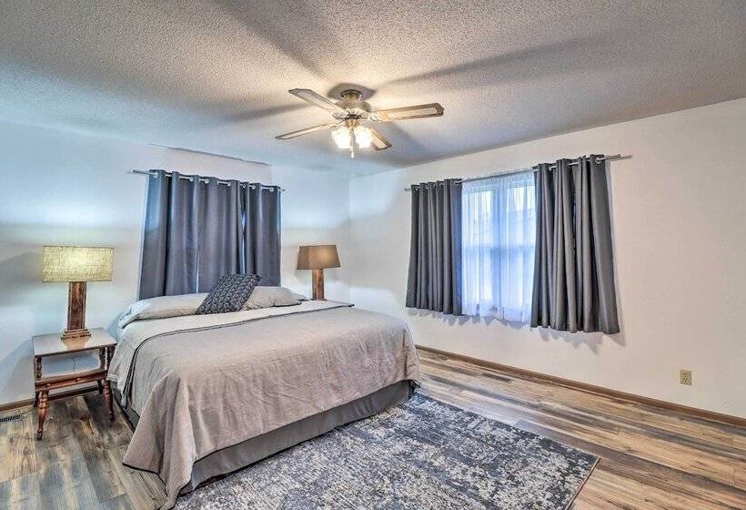 Henderson Home W/ Patio: 1 Mi To Norfork Lake