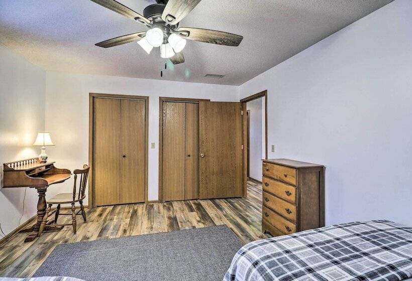 Henderson Home W/ Patio: 1 Mi To Norfork Lake