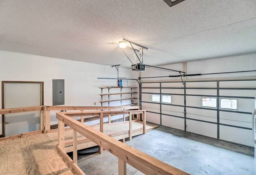 Henderson Home W/ Patio: 1 Mi To Norfork Lake