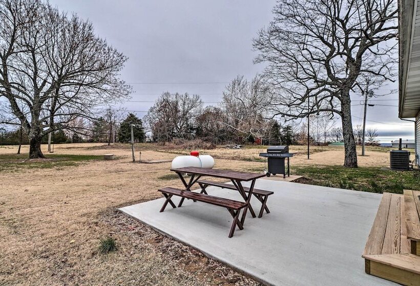 Henderson Home W/ Patio: 1 Mi To Norfork Lake