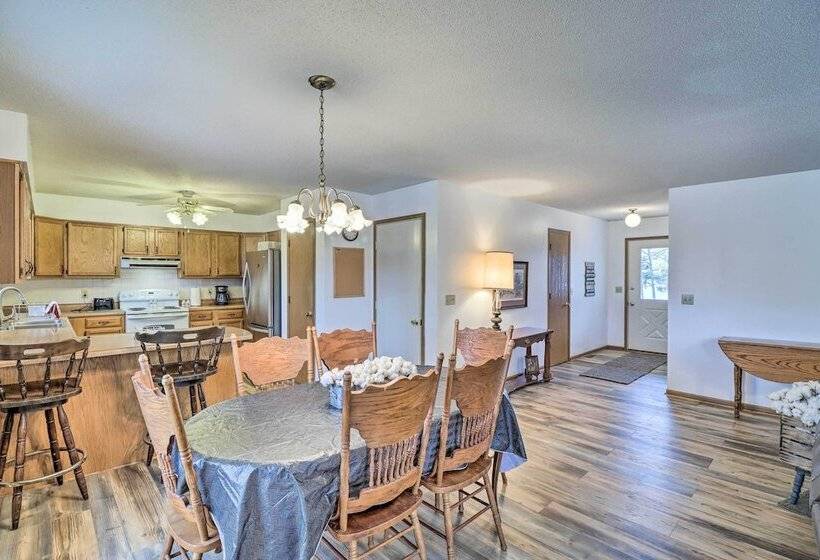 Henderson Home W/ Patio: 1 Mi To Norfork Lake