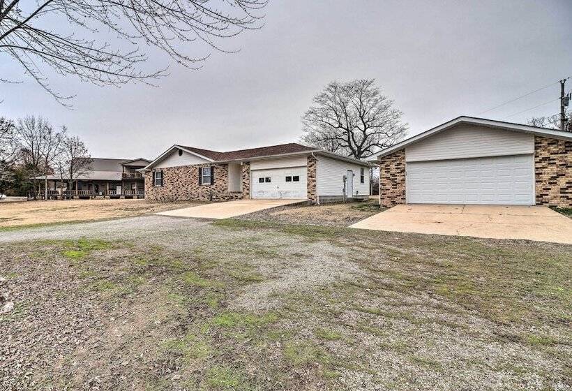 Henderson Home W/ Patio: 1 Mi To Norfork Lake