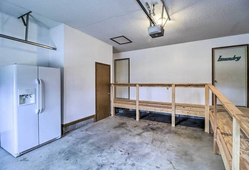 Henderson Home W/ Patio: 1 Mi To Norfork Lake