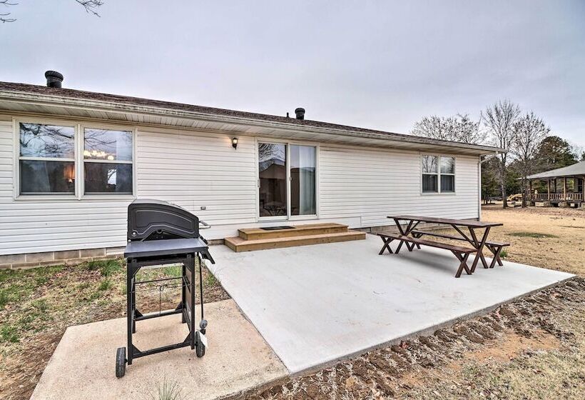 Henderson Home W/ Patio: 1 Mi To Norfork Lake