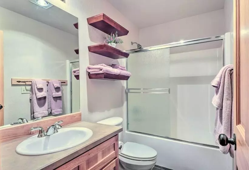 Klamath Falls Family Cottage: Hike & Explore!