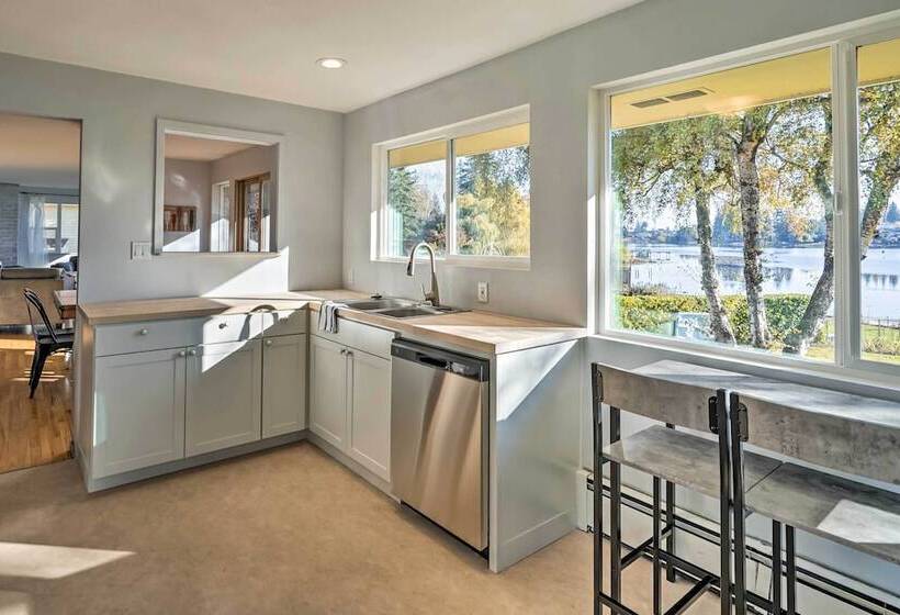 Lakefront Lynwood Home W/ Deck 19 Mi To Seattle!