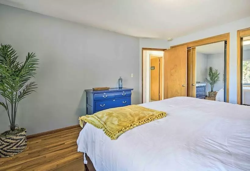 Lakefront Lynwood Home W/ Deck   19 Mi To Seattle!