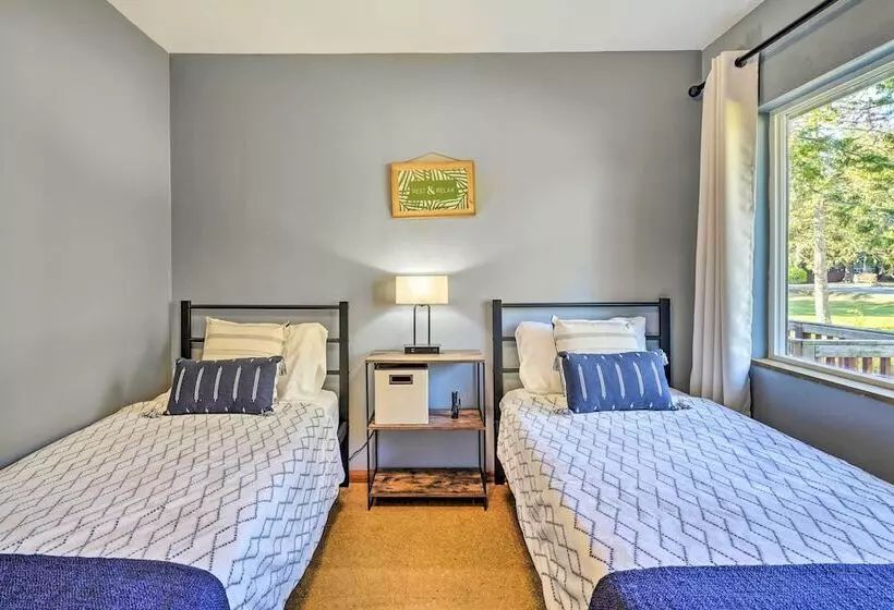 Lakefront Lynwood Home W/ Deck   19 Mi To Seattle!