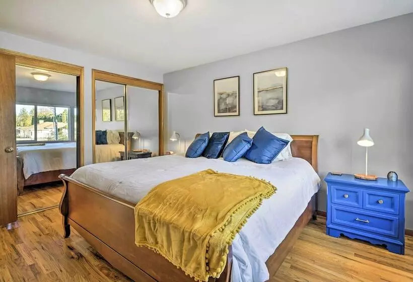 Lakefront Lynwood Home W/ Deck   19 Mi To Seattle!