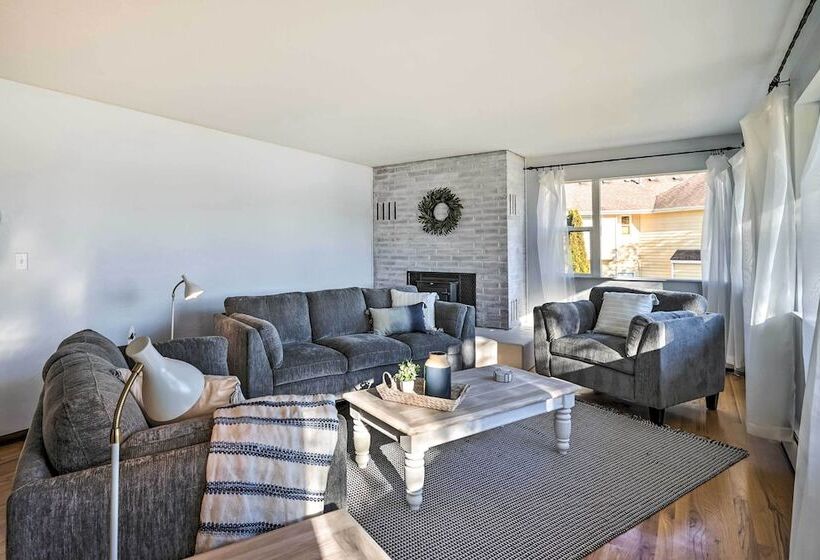 Lakefront Lynwood Home W/ Deck 19 Mi To Seattle!