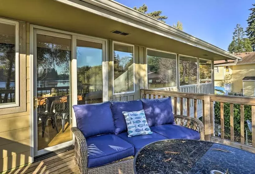 Lakefront Lynwood Home W/ Deck   19 Mi To Seattle!