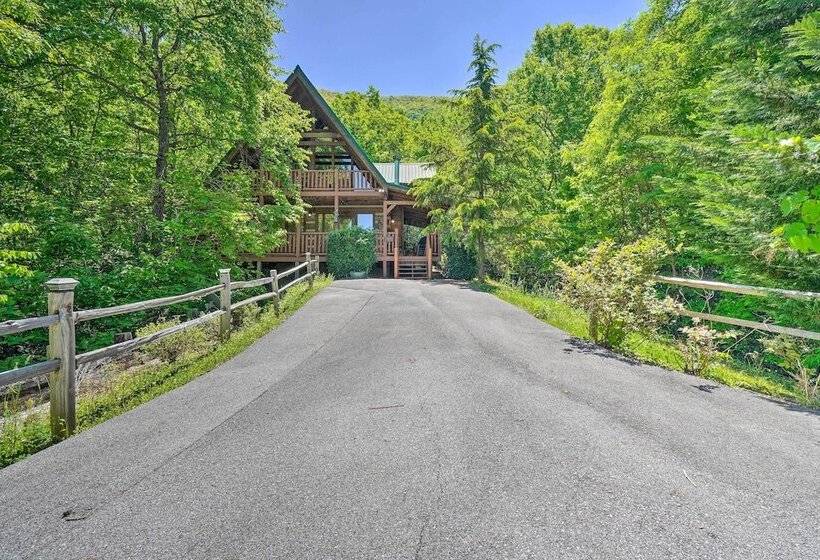 Cabin W/ Decks & Fireplace: 11 Mi To Pigeon Forge!