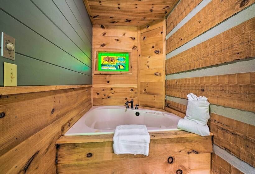 Cabin W/ Decks & Fireplace: 11 Mi To Pigeon Forge!