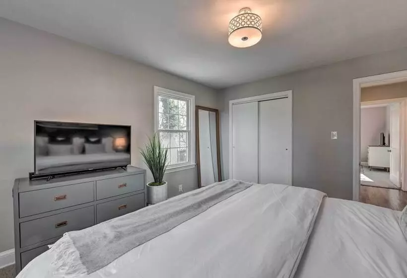 Mid Century Modern Cottage In Ardmore Area!