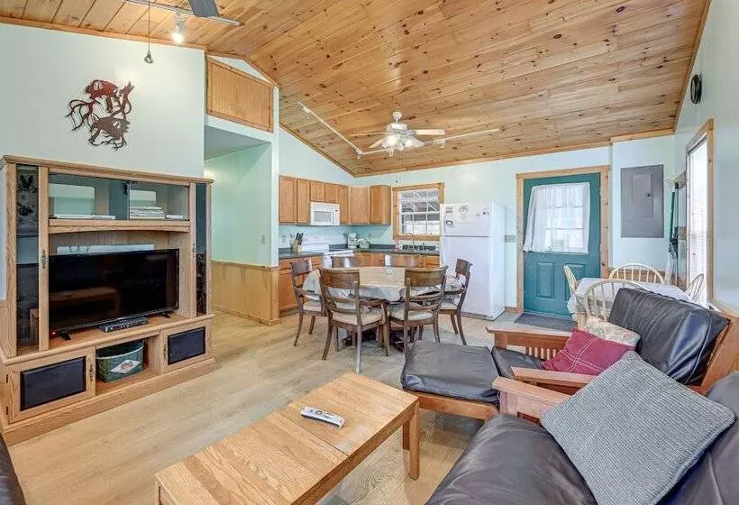 Peaceful Bryson City Cabin   Fire Pit & Hot Tub!