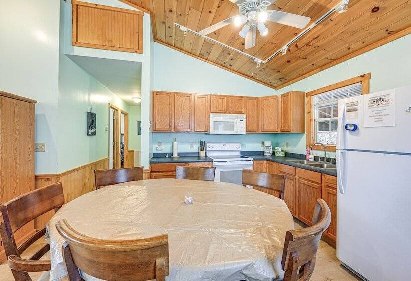 Peaceful Bryson City Cabin   Fire Pit & Hot Tub!