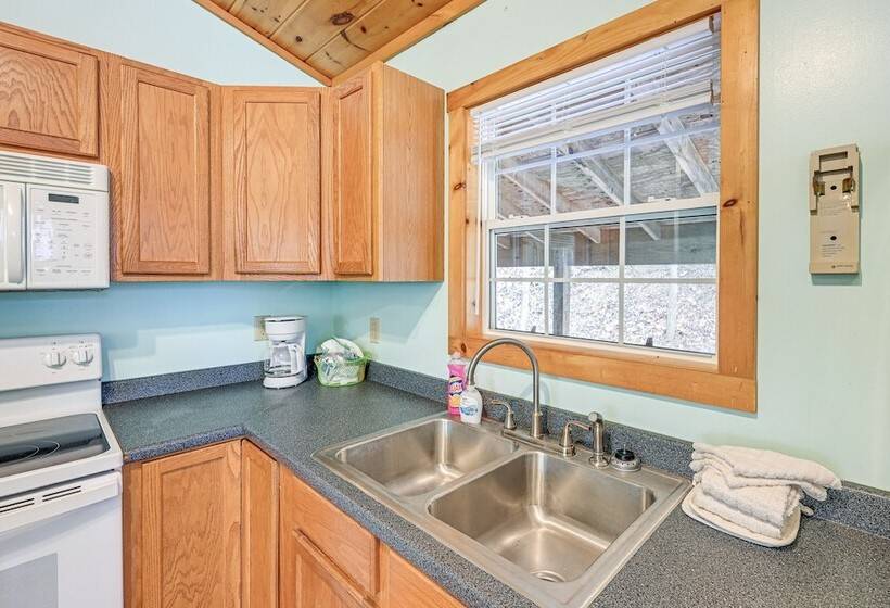 Peaceful Bryson City Cabin   Fire Pit & Hot Tub!