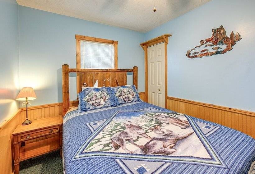 Peaceful Bryson City Cabin   Fire Pit & Hot Tub!