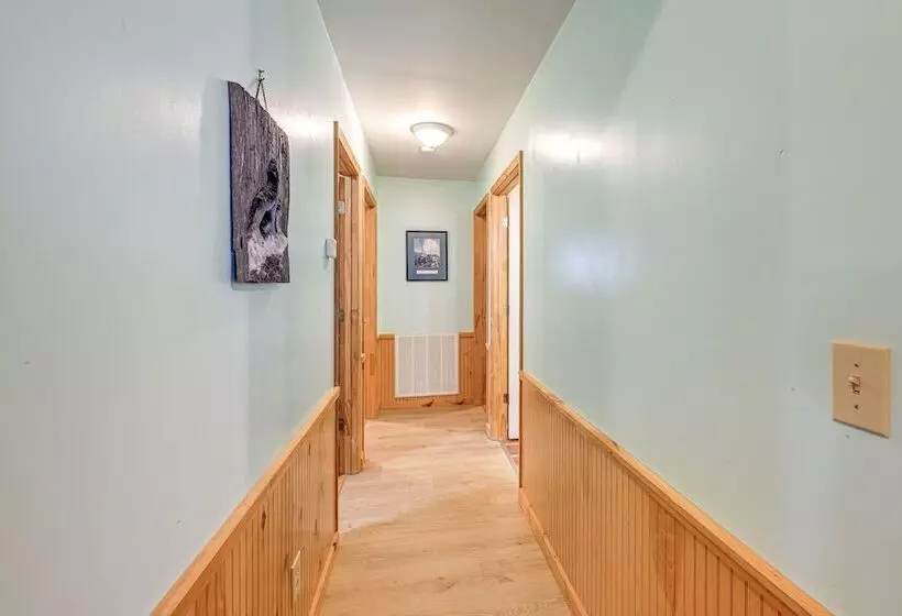 Peaceful Bryson City Cabin   Fire Pit & Hot Tub!